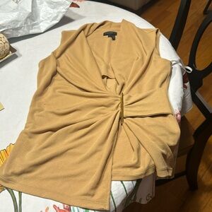 DONNA KARAN
Women's Sleeveless V-Neck Top